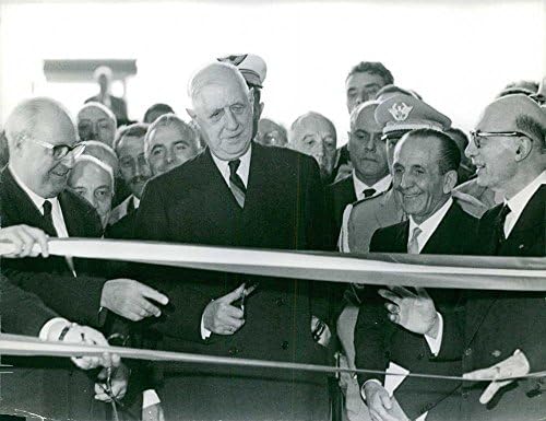 Charles de Gaulle'ın vintage fotoğrafı kurdele kesme törenine katılıyor. 1965.