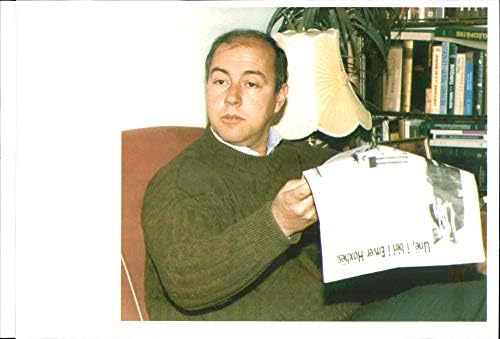 Tiran & amp; apos; daki evinde gazete okuyan Enver Hoca & amp; apos; nın eski fotoğrafı.