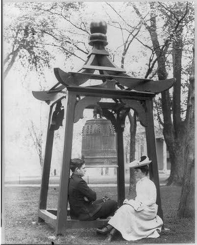 Tarihsel Bulgular Fotoğraf: Asteğmen, Bell'in Altında Oturan Kız, ABD Deniz Harp Okulu, Annapolis, MD, Maryland,
